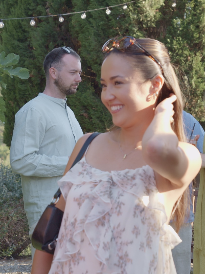 Evening rehearsal dinner in a Tuscan garden with guests eating pizza