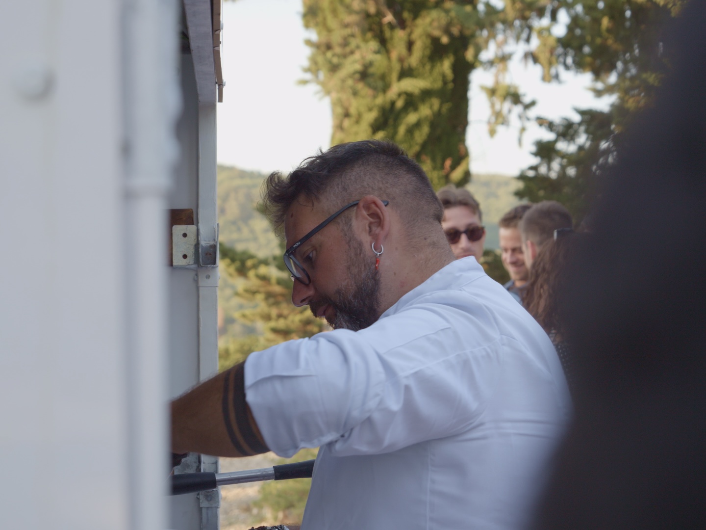 A vegetarian Neapolitan pizza fresh from the oven at a Tuscan wedding