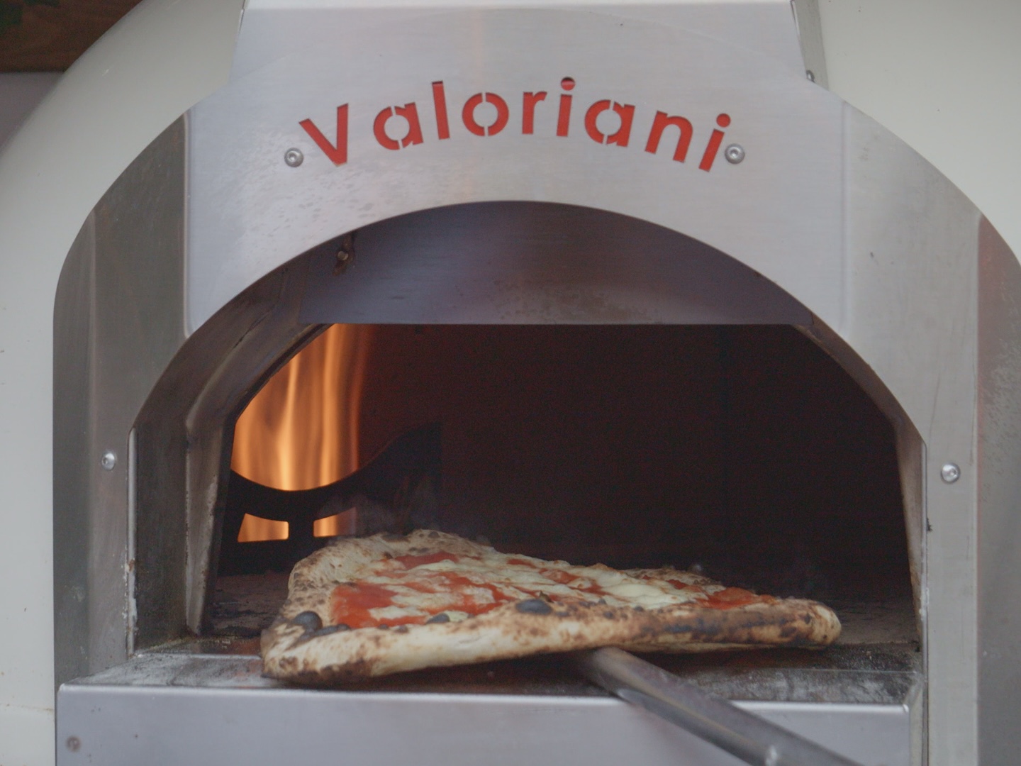 Late-night pizza service during a wedding party in Tuscany