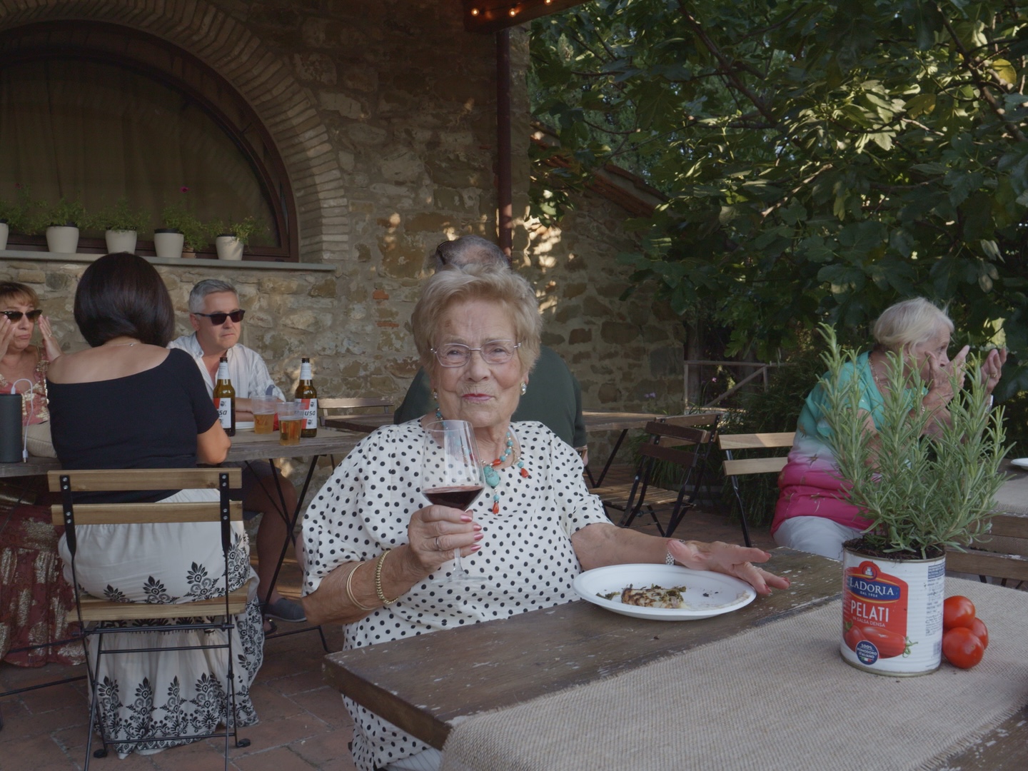 Small wedding party eating pizza together at a Tuscan farmhouse